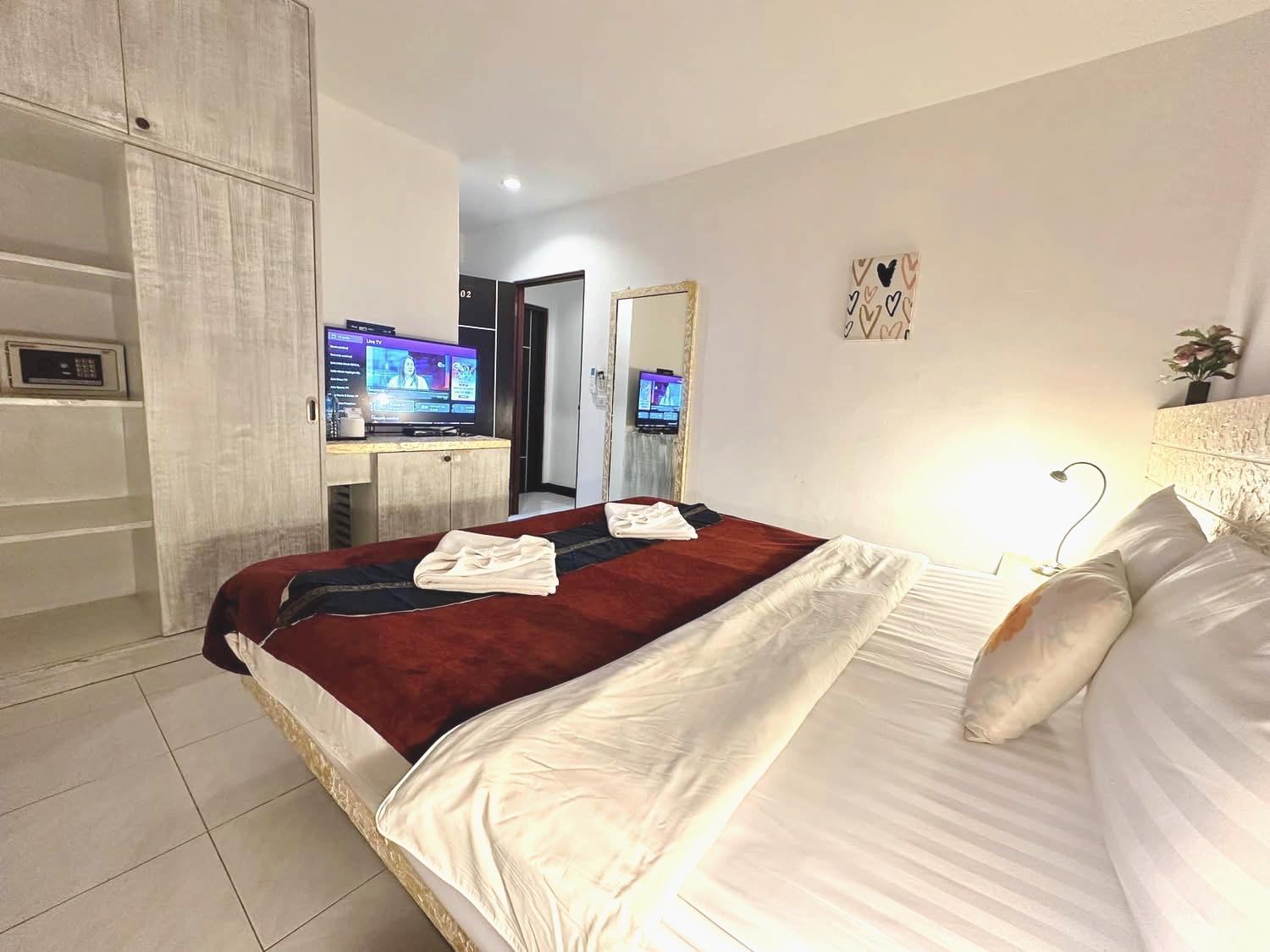 The Shades Hotel 50 Meter Beach Front Patong Экстерьер фото