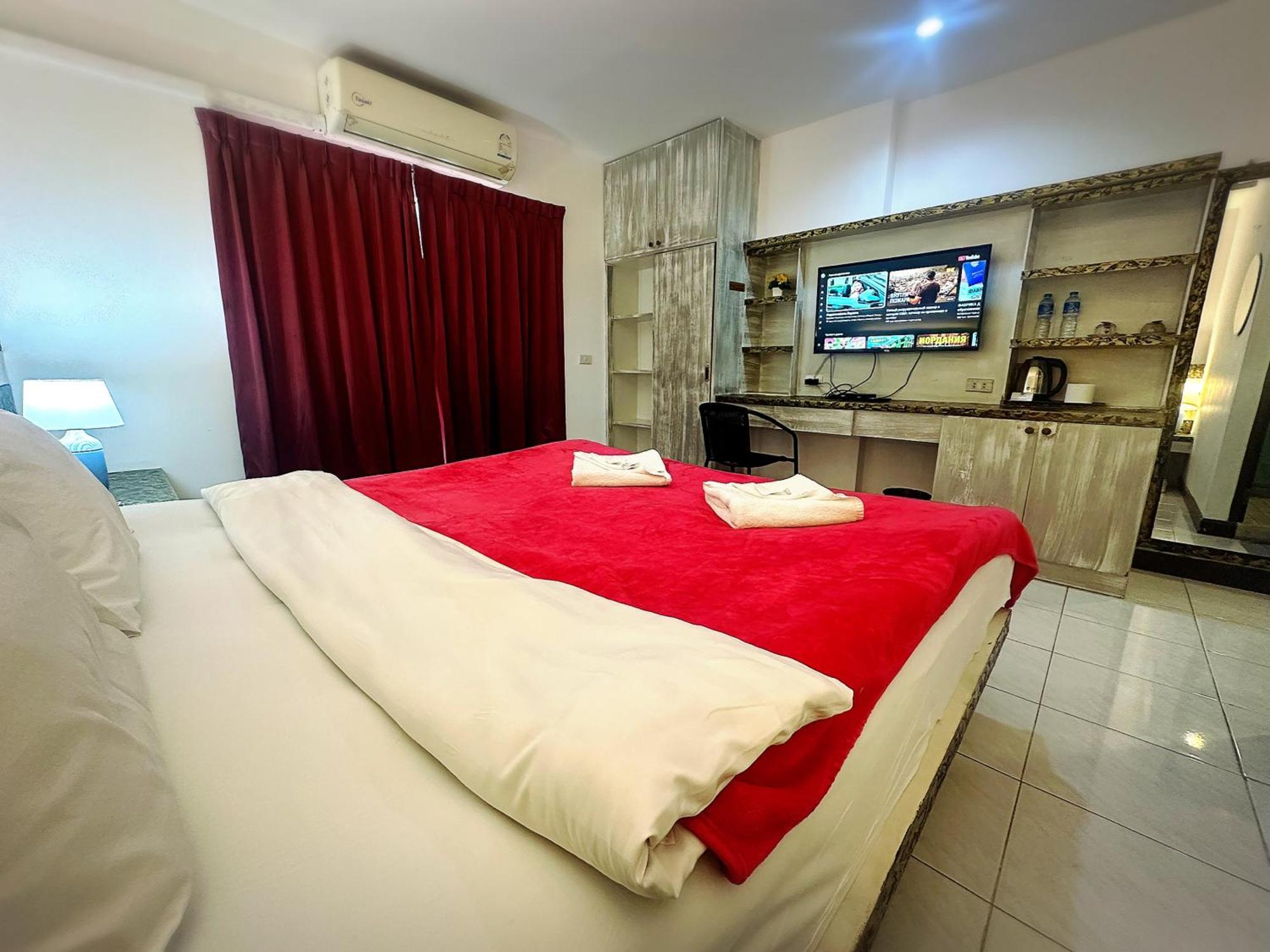 The Shades Hotel 50 Meter Beach Front Patong Экстерьер фото