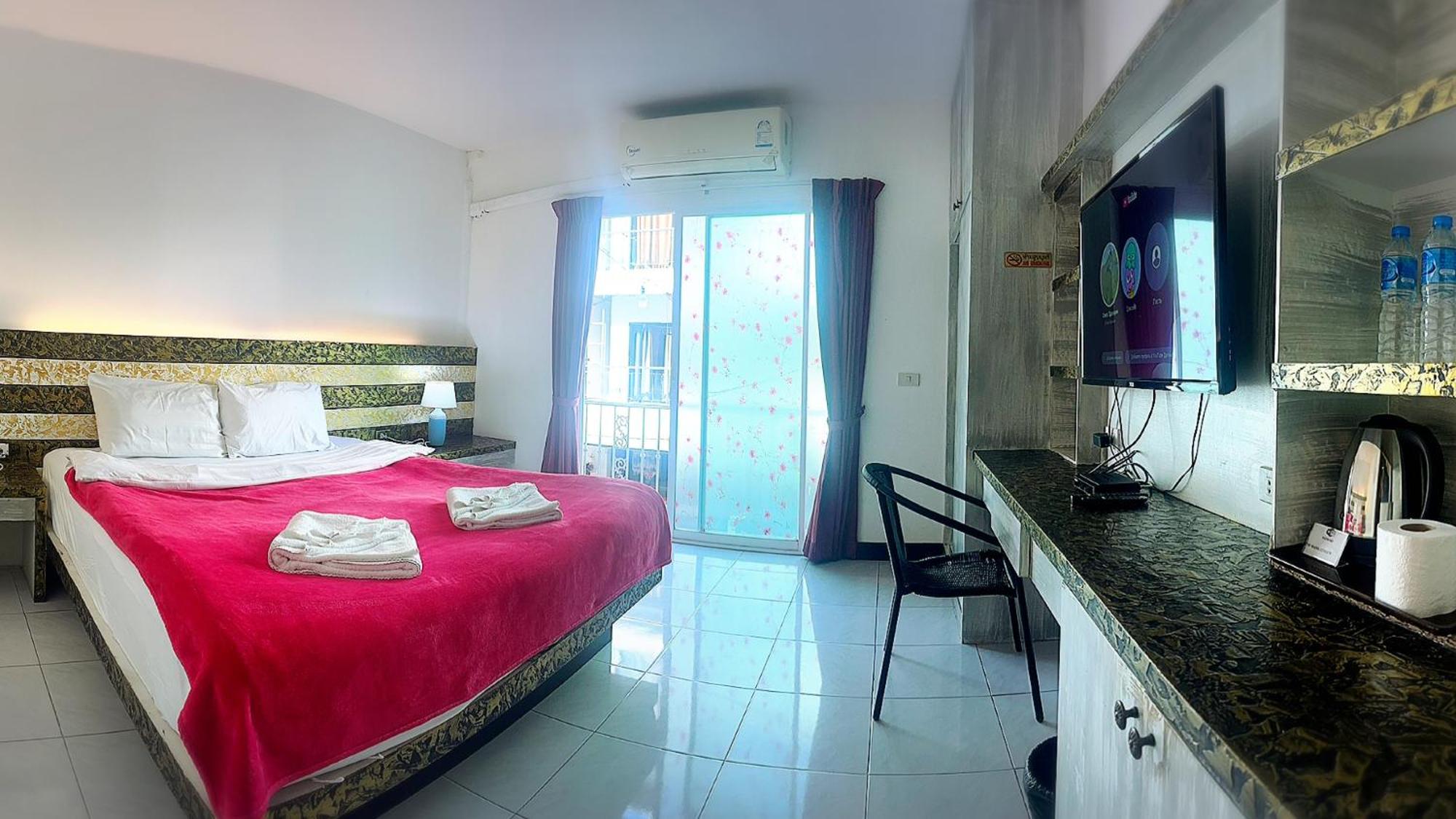 The Shades Hotel 50 Meter Beach Front Patong Экстерьер фото